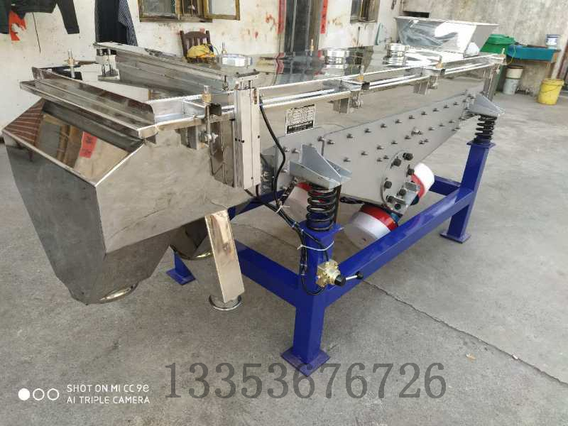 大家都知道超聲波篩分機是在三次元振動篩的基礎(chǔ)上加裝超聲波清網(wǎng)裝置從而解決各類堵網(wǎng)、粘網(wǎng)、吸附、劇團、靜電、輕比重等篩分難題。